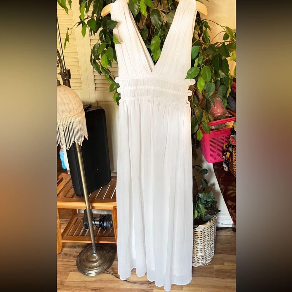Soieblu White V-neck Sleeveless Maxi Dress